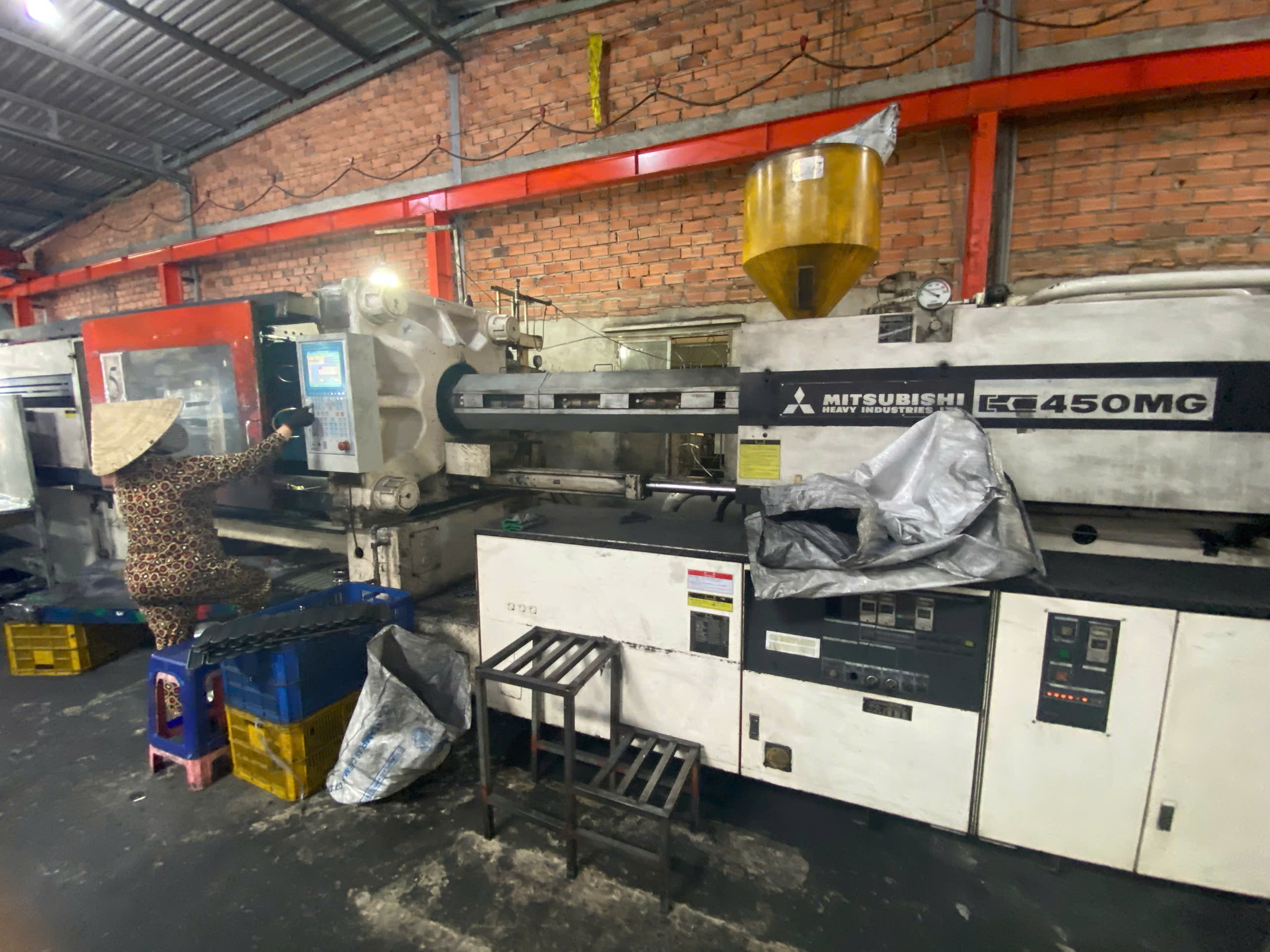 Injection molding machine 4